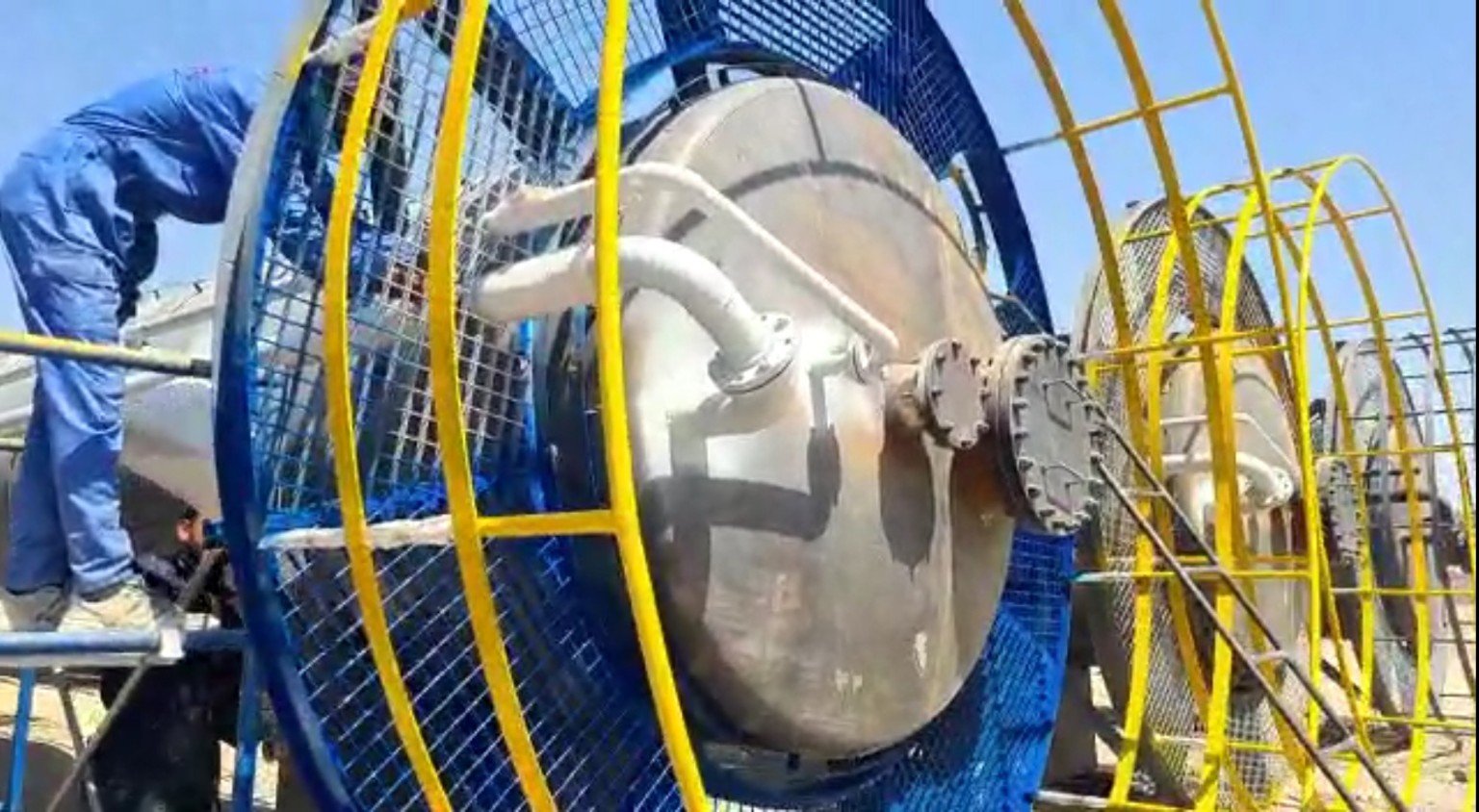 VDU vessel installation on site